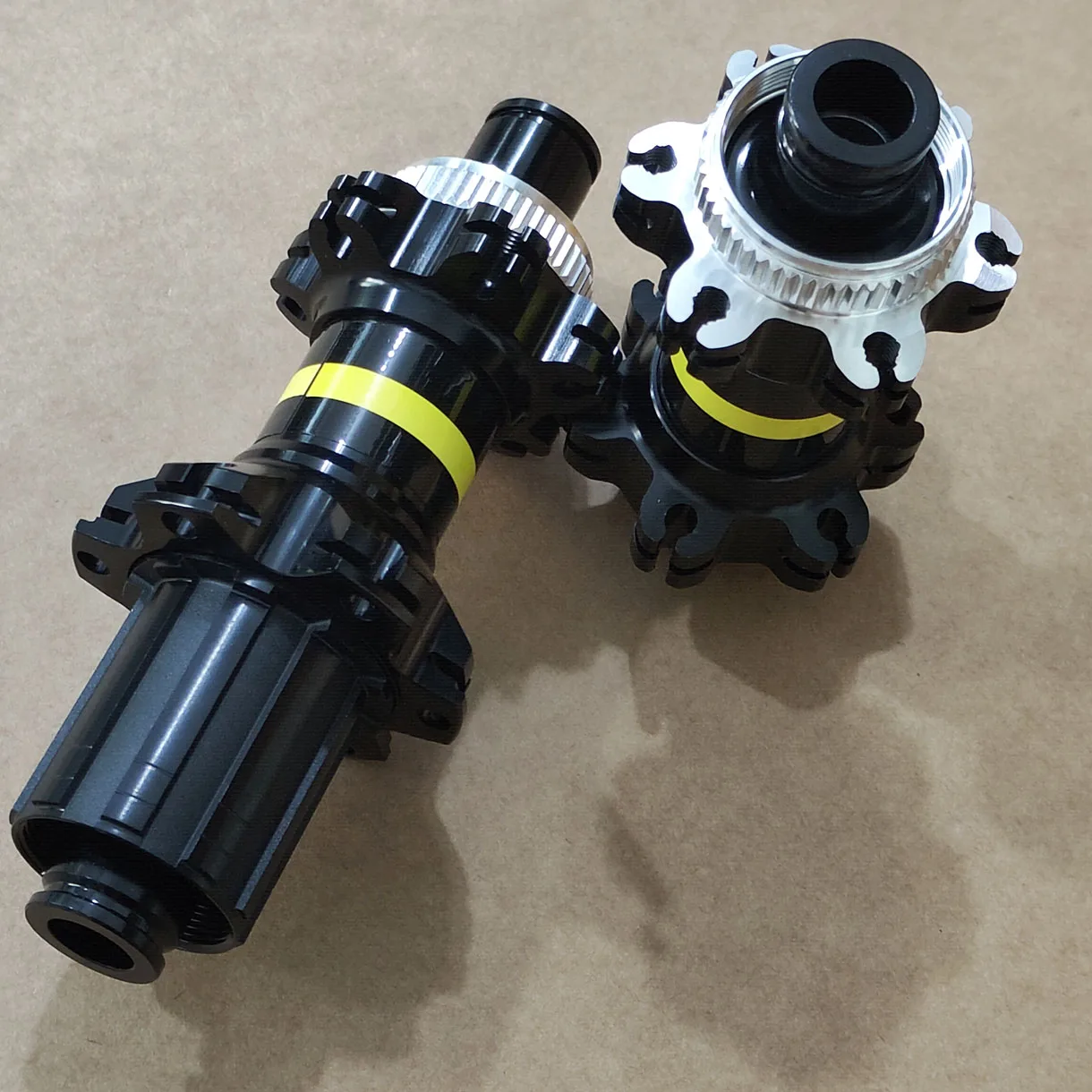 24-Hole Road Bike Mountain Bike Disc Brake Straight Pull Wind Lock Barrel Axle 120 Rings Six Pelin Hub