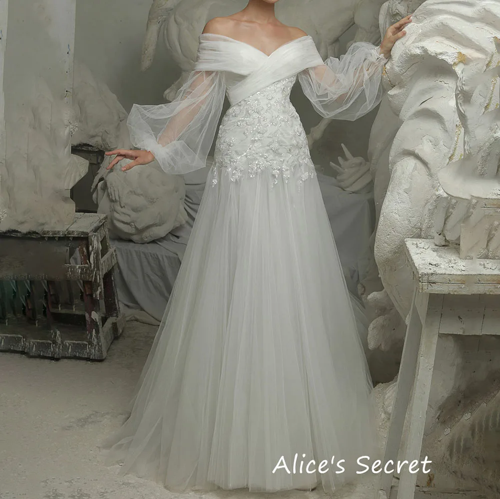 

A-Line Elegant Organza Wedding Dress Off-Shoulder Long Sleeves Sweetheart Appliqued Sequined Full Length Sweep Train