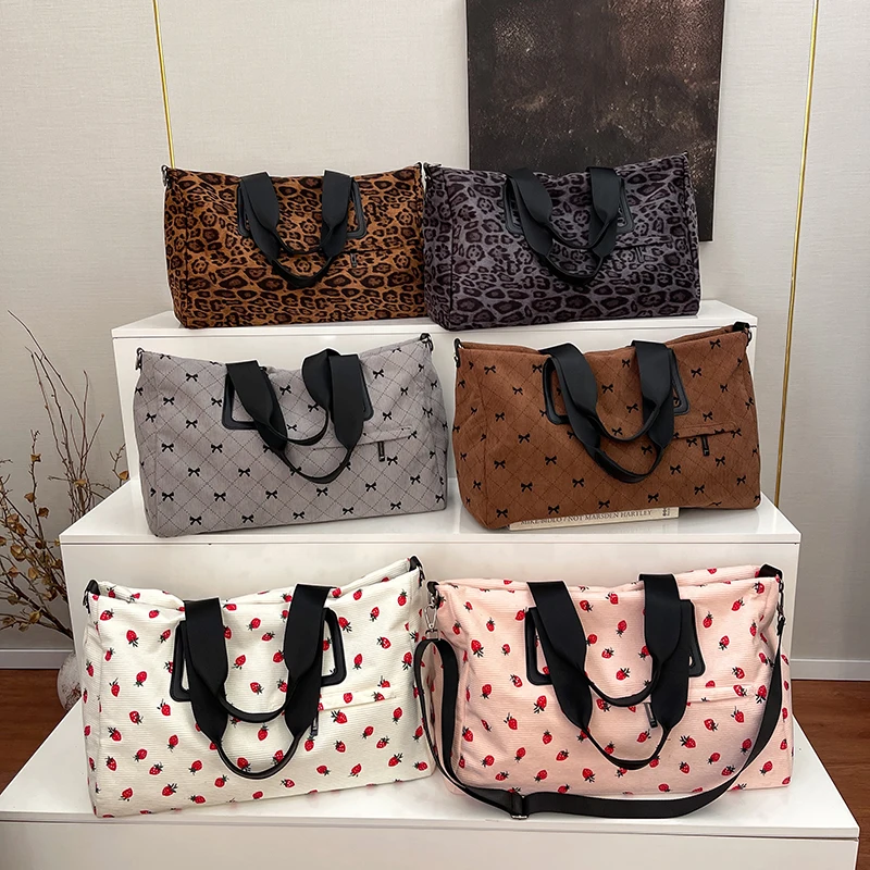 

Casual Large Capacity Flannel Women's Travel Tote Bags 2026 Hot Trendy Leopard Strawberry Bow Patterns Personality Shoulder Bags