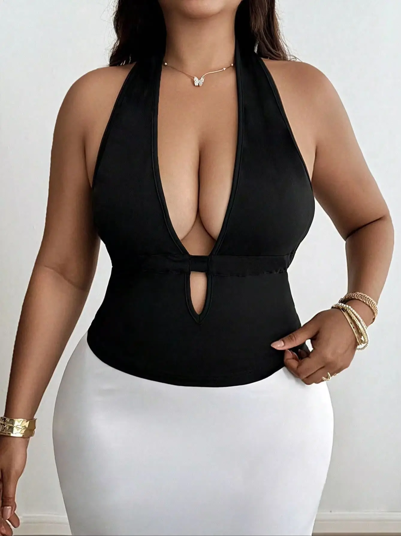 Plus-Size-Crop-Top mit einfarbigem Neckholder-Design, tiefem V-Ausschnitt vorne, Cut-Out-Details, weichem, dehnbarem, hautfreundlichem Stoff, schmal geschnitten. – Detail 2