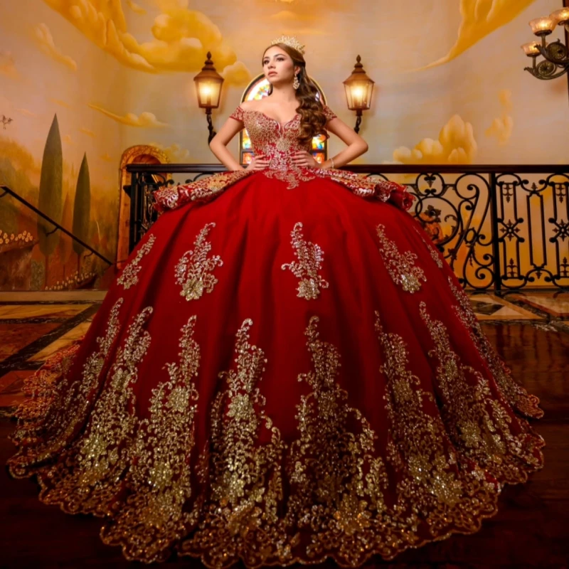 

Красное блестящее платье Quinceanera, бальное платье с открытыми плечами, золотая аппликация, кружево, бисер, бант, тюль, корсет, милое платье 16, Vestidos De