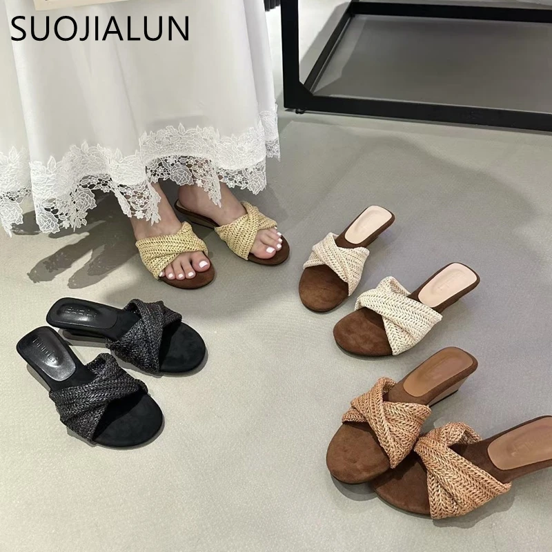 

SUOJIALUN 2025 летние новые брендовые женские тапочки, модные плетеные шлепанцы с открытым носком, шлепанцы на низкой танкетке, уличное платье, повседневные сандалии