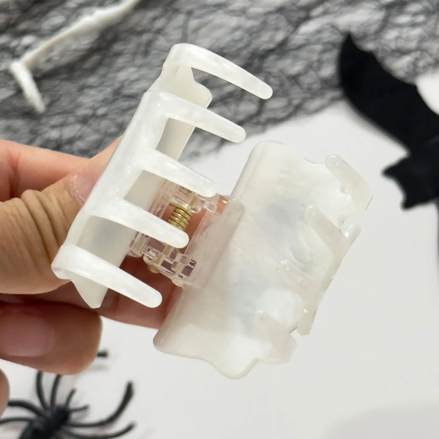 Sparkling Hair Claw Clip Rhinestone Skull Design for Halloween Party Women's Alloy Shark Clip Anti Slip Large Opening Updo