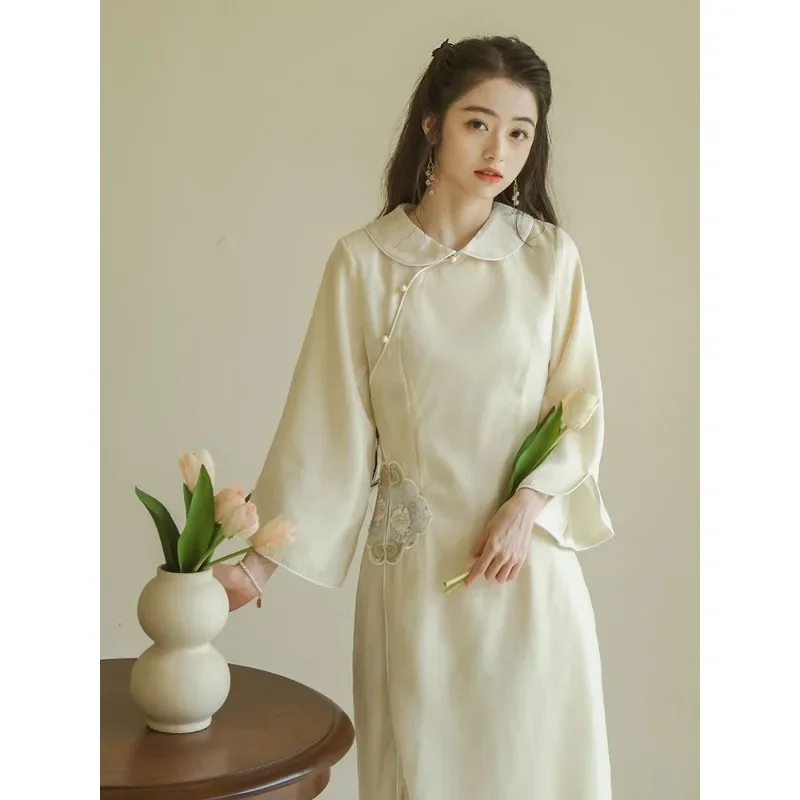 Traditional Chinese Style Women Qipao Clothing Beige Embroidered Long Sleeved Modern Cheongsam Vestidos Elegantes Para Mujer