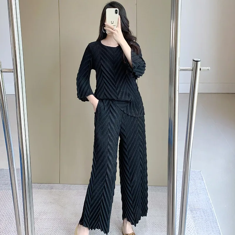 

Комплект Miyake: Повседневные плиссированные брюки и футболка, новинка 2026 года. Женский костюм с топом и брюками с высокой талией, прямого кроя, стрейч, широкие штанины, для офиса и повседневной носки.