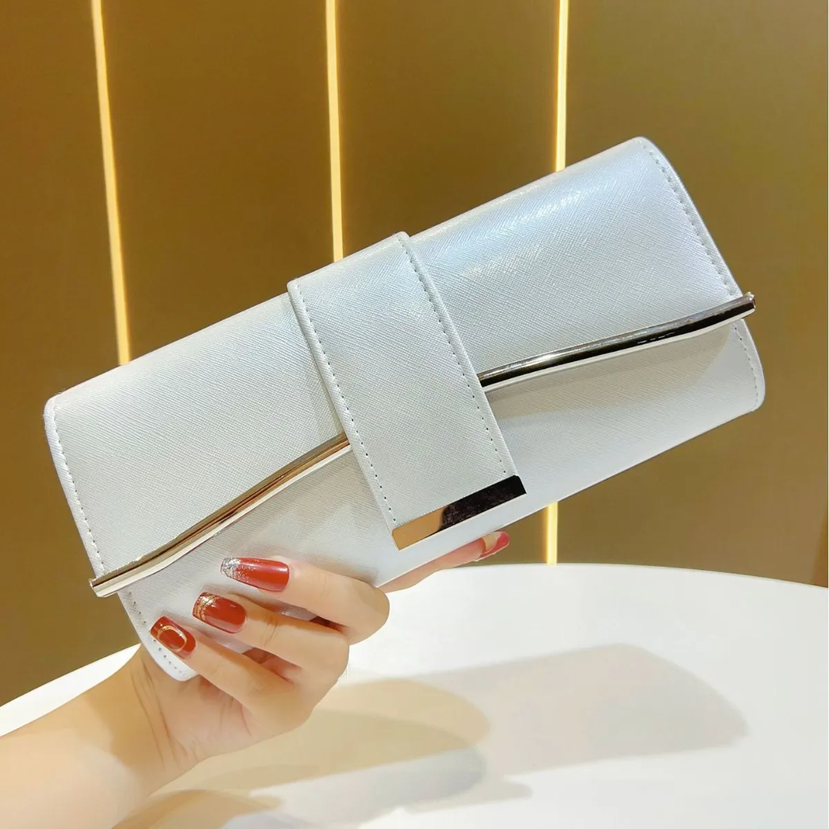 

Fashionable Luxury Square Clutch Bag for Women Flip-top Buckle Handbag with Long Chain Shoulder Bag Evening Wedding Dinner Bags