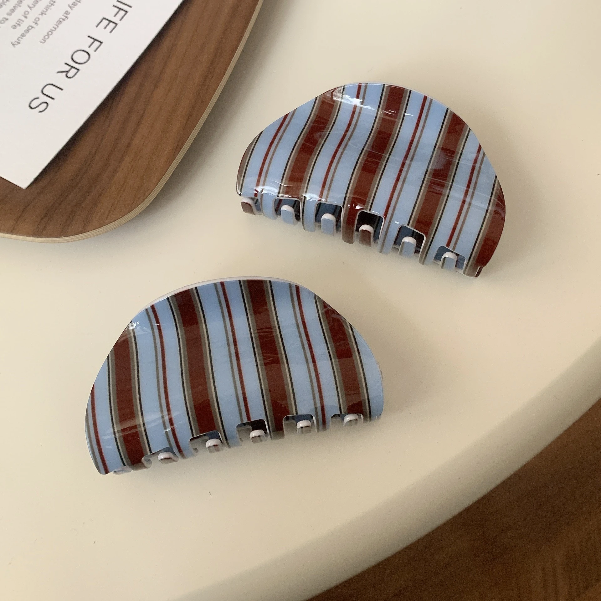 1 Stück Retro-gestreifter Griffclip für alle Jahreszeiten. Das Streifendesign ist im Retro-Stil ist vielseitig einsetzbar, mit starkem Griff und verschiedenen Frisuren geeignet – Detail 6