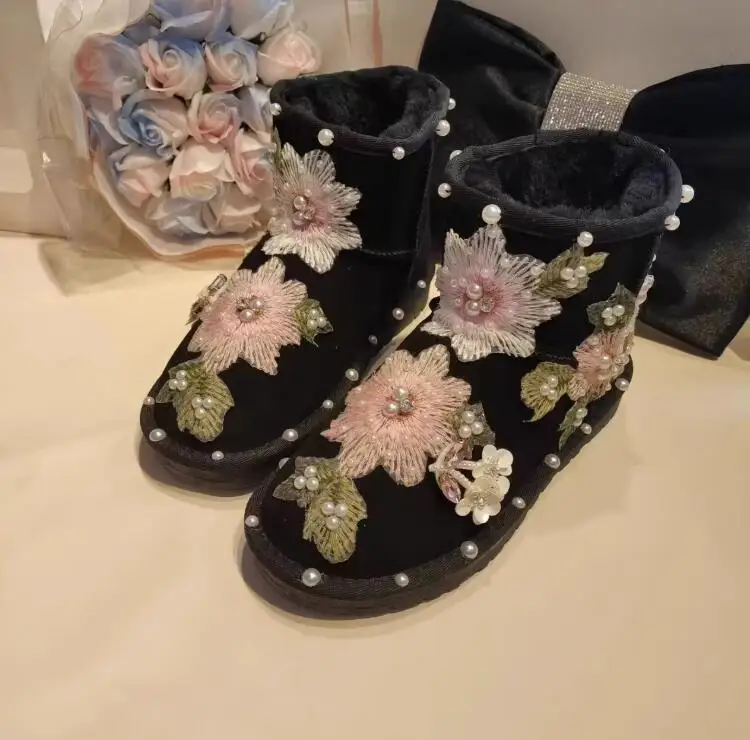 

Сладкие розово-фиолетовые замшевые зимние ботинки с вышивкой в виде снежинок, жемчужными пайетками и цветами, на меху, без застежек, для женщин