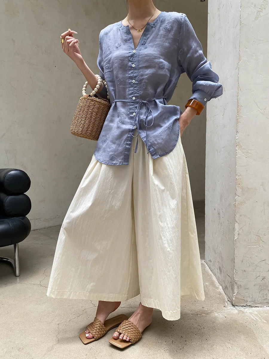 Sommerliches Damen-Shirt in unifarbenem V-Ausschnitt, locker geschnitten, mit Stickerei, für einen eleganten Look. – Detail 30