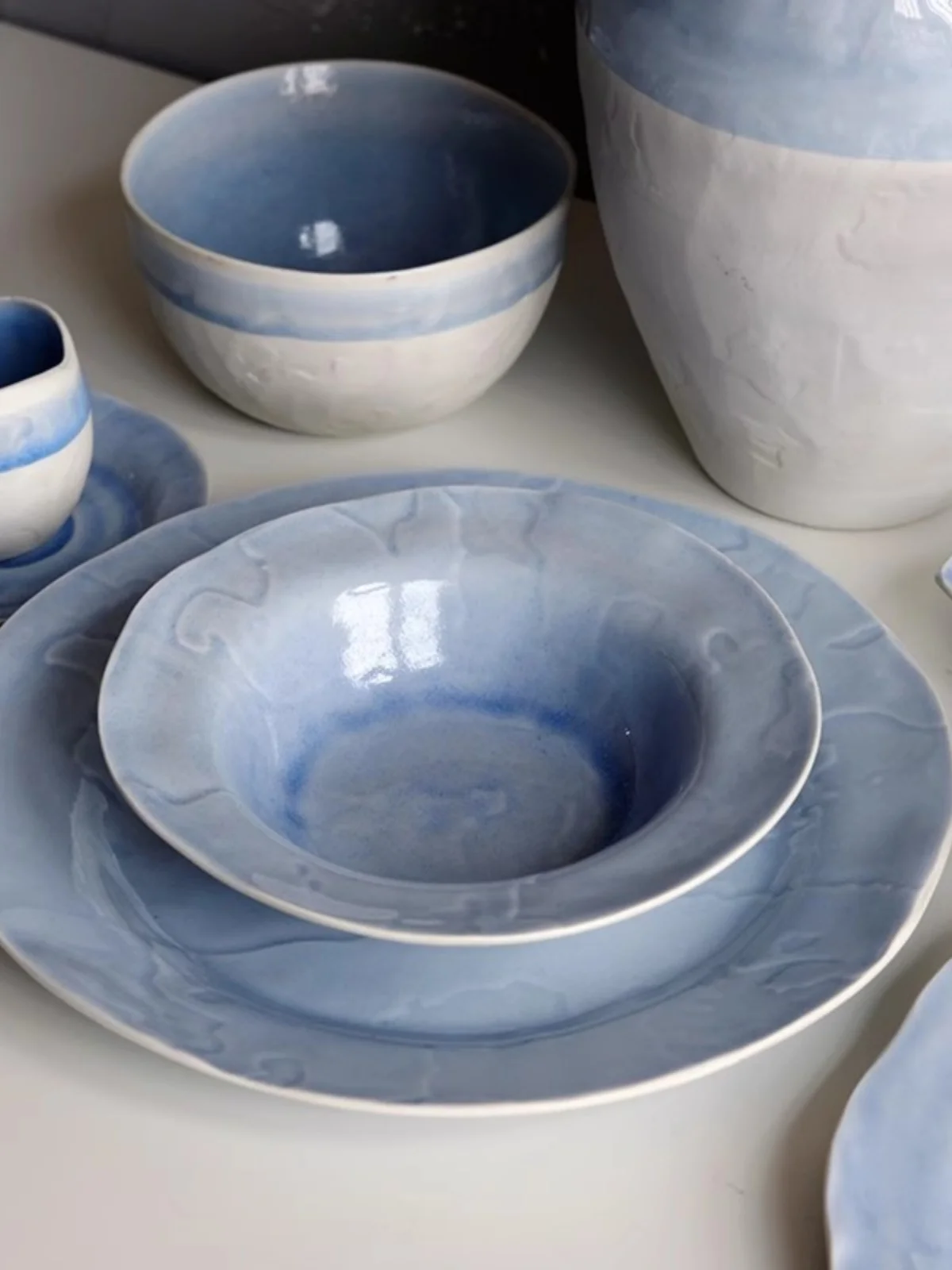 

Design a light blue thin porcelain tableware set with ice point patterns, sugar cans, plates, cups, bowls, vases