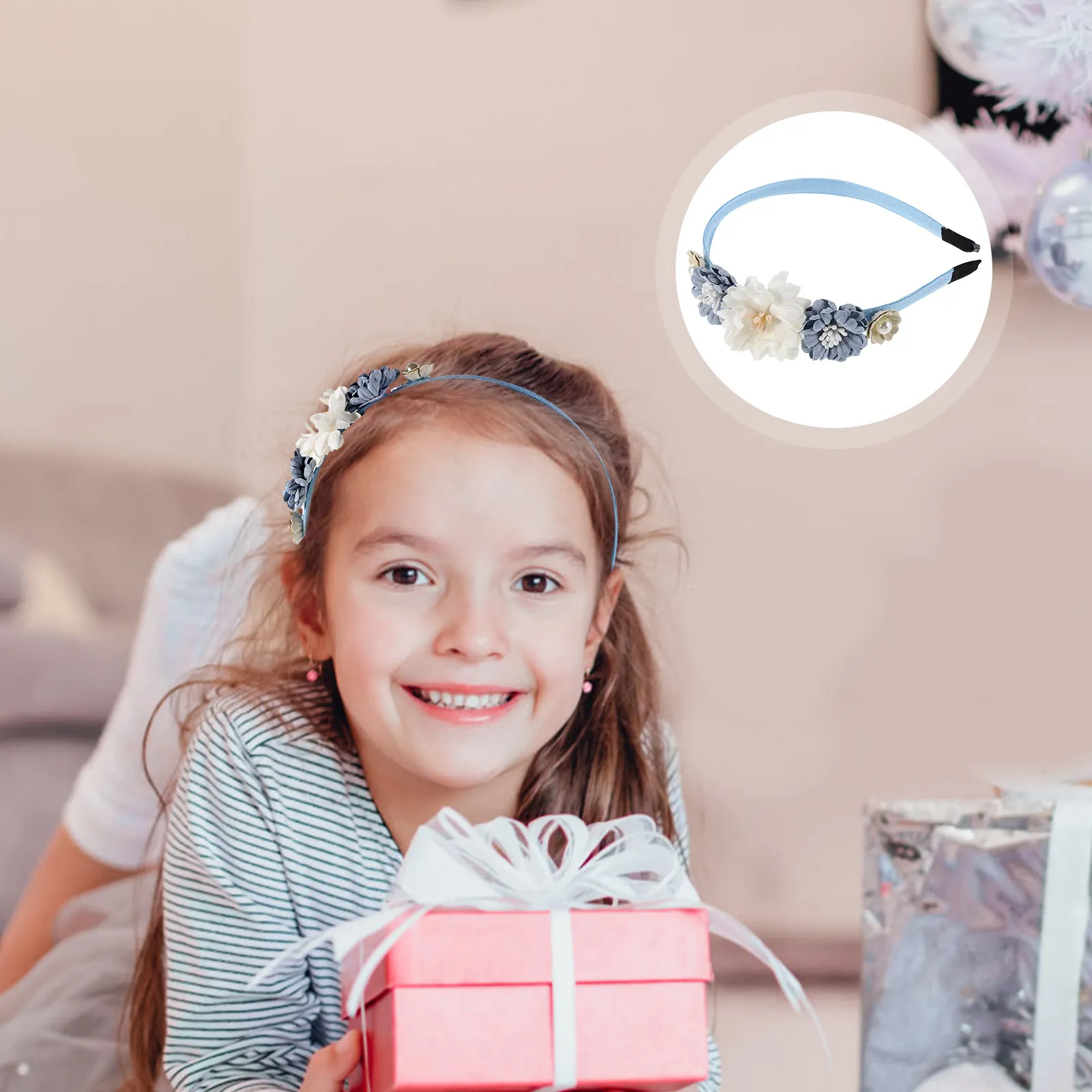 

Цветочная повязка на голову с боковым цветочным декором в корейском стиле, идеально подходит для фотосессий, мероприятий на открытом воздухе и повседневной носки.