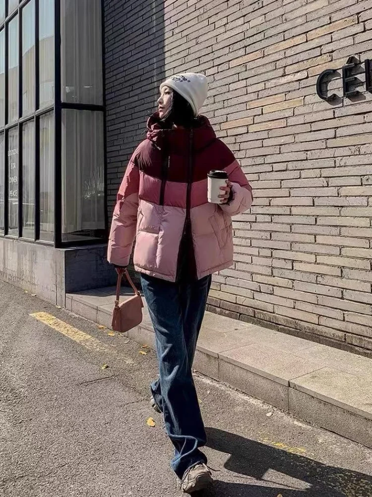 Nueva ropa de invierno para mujer, chaqueta acolchada gruesa y cálida con colisión de colores a la moda, Chaqueta corta con capucha de plumón de pato blanco