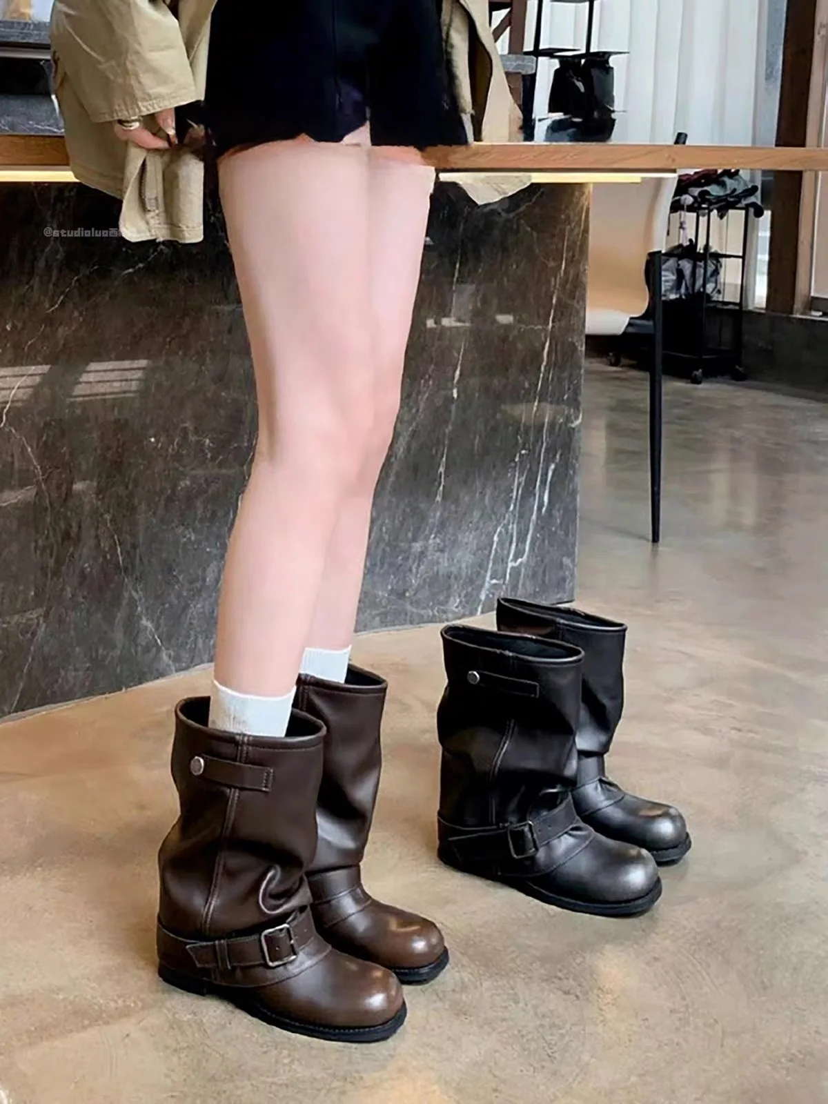 Damen Vintage Ankle Boots Leder Schnalle Falten Motorrad Stiefel Halbschaft Niedriger Absatz Schlupfstiefel Runder Zeh Legere Schuhe – Detail 3