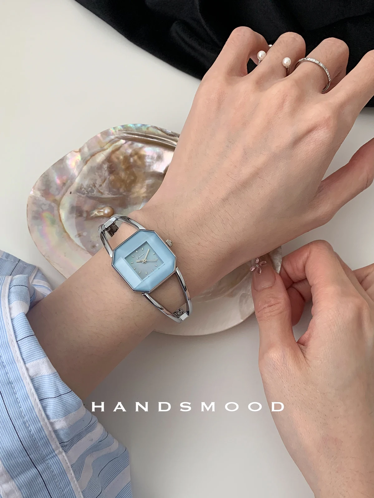 A sophisticated and elegant blue openwork bracelet, perfect for women. A refined quartz watch and a perfect gift for ladies.