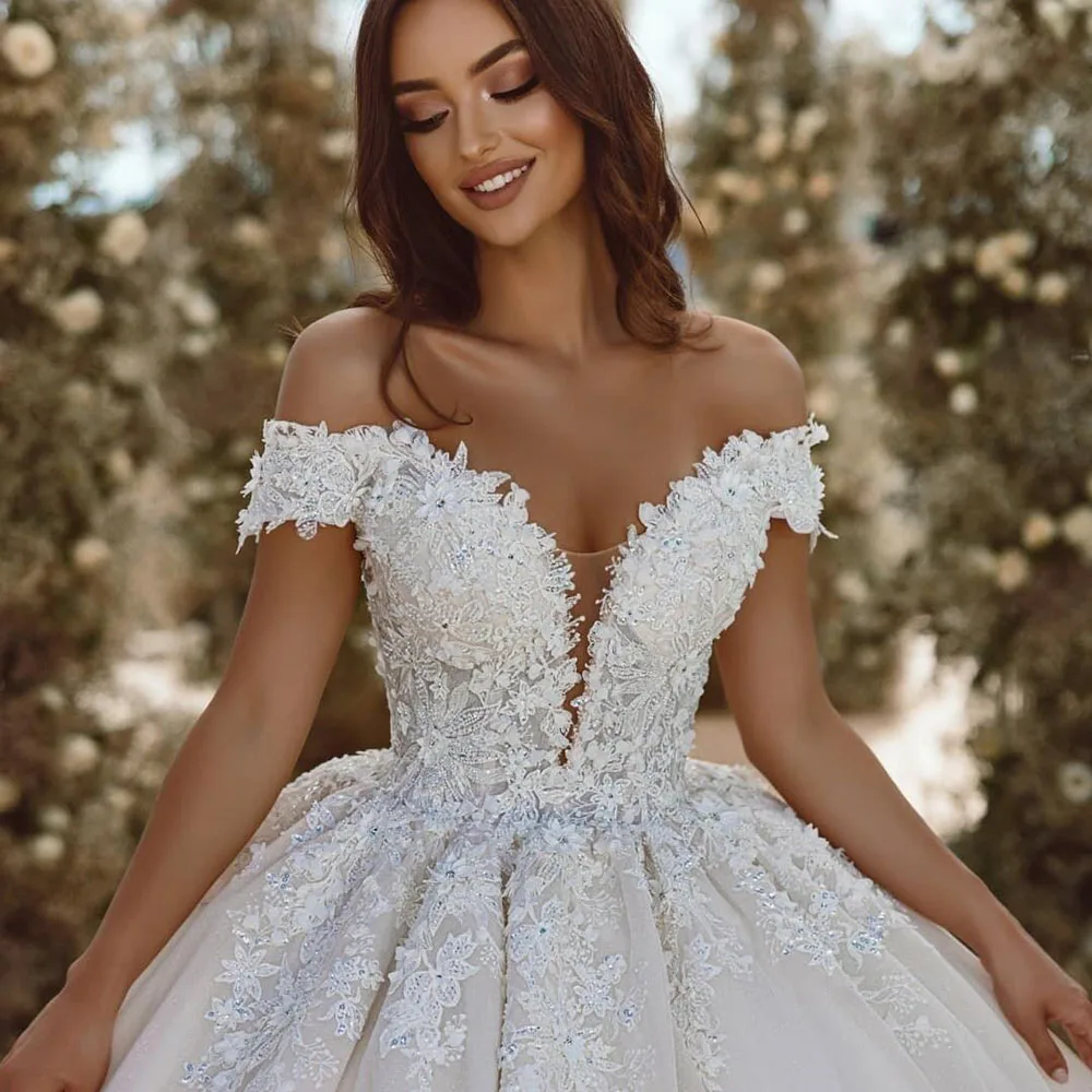 Robe de Mariée en Dentelle et Perles, Magnifique Tenue de Princesse avec Traîne Royale