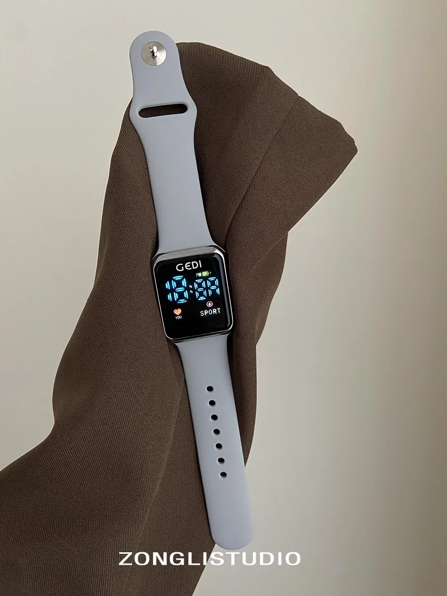 New Model Watch: Sporty And Casual, Suitable For Students, Features A Breathable Silicone Strap And A Reverse Buckle Closure.