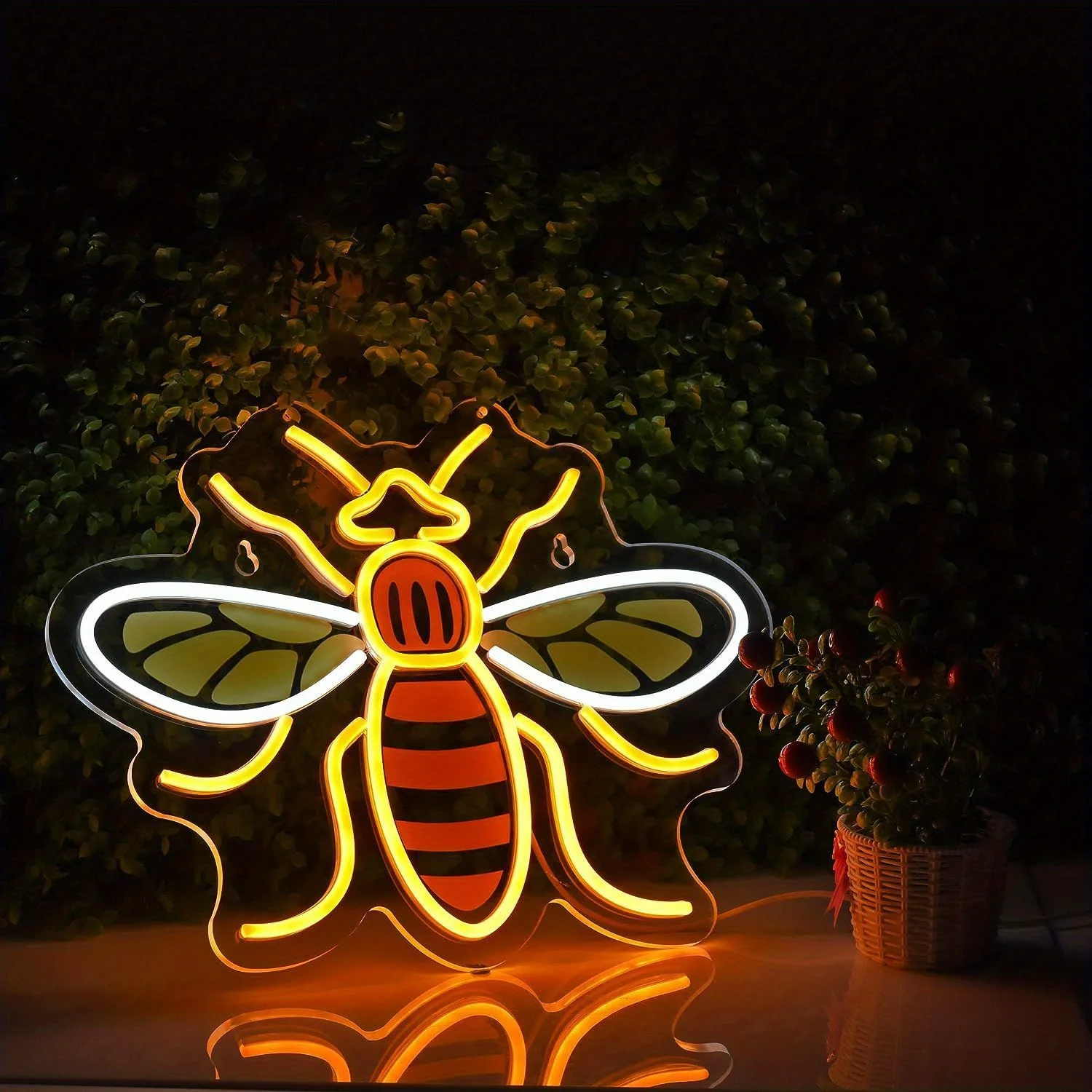 Bee Neon Sign LED Light for Home Garden Patio Decor USB Rechargeable Wall Art Sign Cafe Bar Honey Bee Insect Theme Lighting Gift
