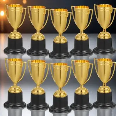 ถ้วยรางวัลขนาดเล็ก 24 ชิ้น ดีไซน์หรูหรา สำหรับรางวัลผู้ชนะฟุตบอล ของชำร่วยงานปาร์ตี้ ของตกแต่ง ถ้วยรางวัลสำหรับการแข่งขันกีฬา