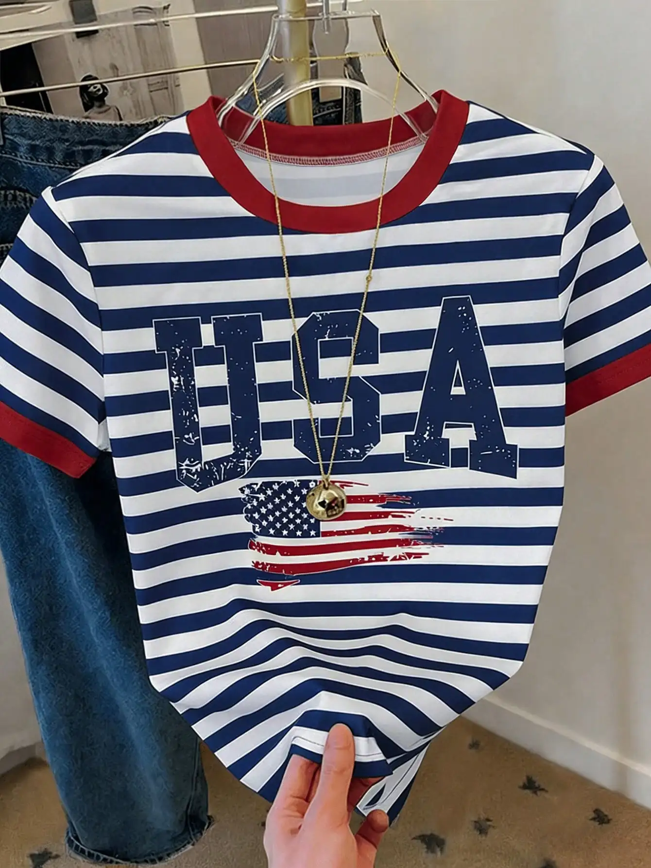 T-shirt rouge à col rond pour femmes, motif drapeau américain avec lettres vieillies, rayures bleues et blanches, manches courtes, style rétro, idéal pour l’été.