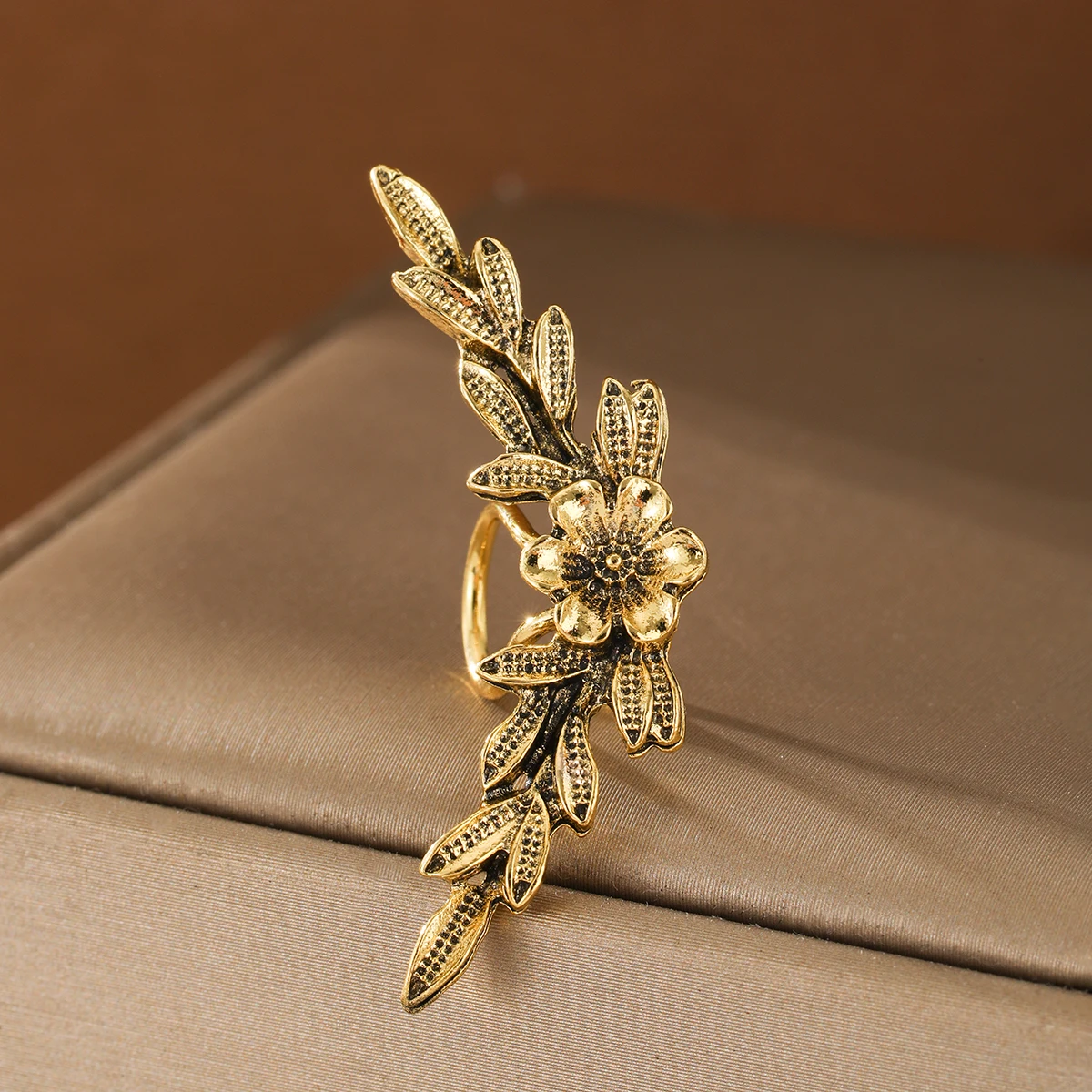 Retro-style three-dimensional relief flower-shaped earrings with extended branches and leaves for ladies, casual style
