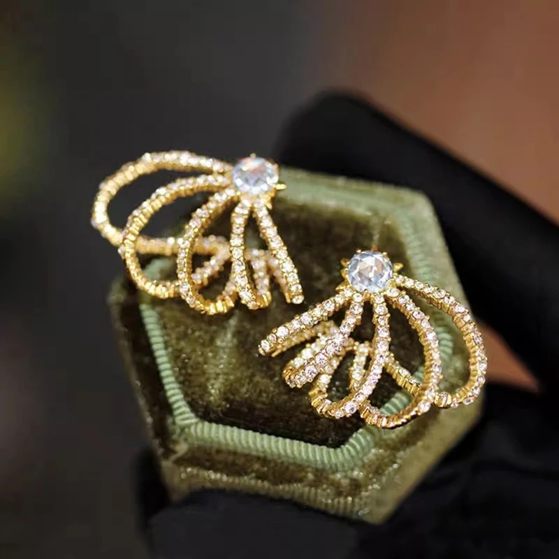 Huitan Claw Design Damen-Ohrstecker mit hohlem Design, voll funkelnden CZ-Steinen, ästhetisch, für Hochzeit, Verlobung, elegante Accessoires, edler Schmuck