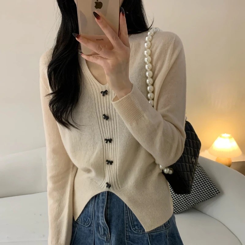 

Легкий женский однотонный пуловер из 100% шерсти с v-образным вырезом, украшенный бантами, объединяющий элегантность и игристь.