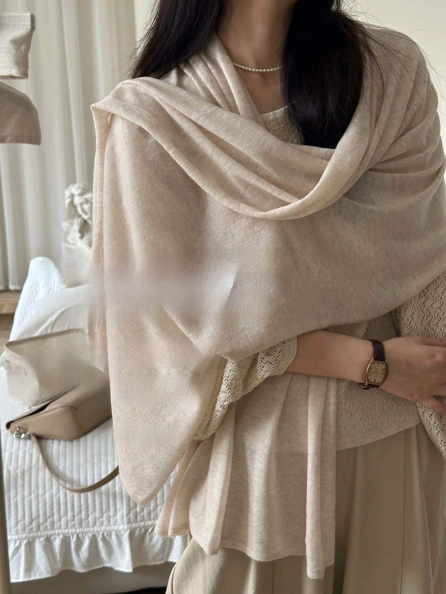 chale-surdimensionne-en-laine-100-durable-et-luxueux-doux-et-soluble-dans-l'eau-echarpe-legere-et-polyvalente-a-draper-pour-femme-ideale-pour-un-look-decontracte-en-automne