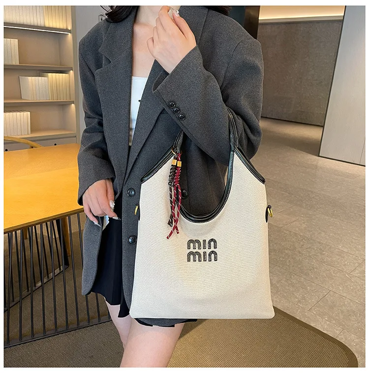 

Холщовая большая сумка на осень 2025 года — просторная многосторонняя сумка для женщин, портативная/плечо/через плечо, стильная и прочная повседневная сумка