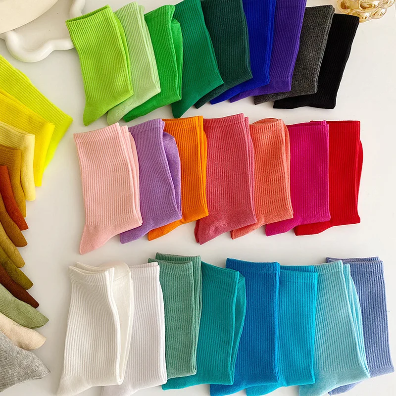 6 pairs of women’s solid-colored mid-calf socks, thick and durable for autumn and winter, in various colors.