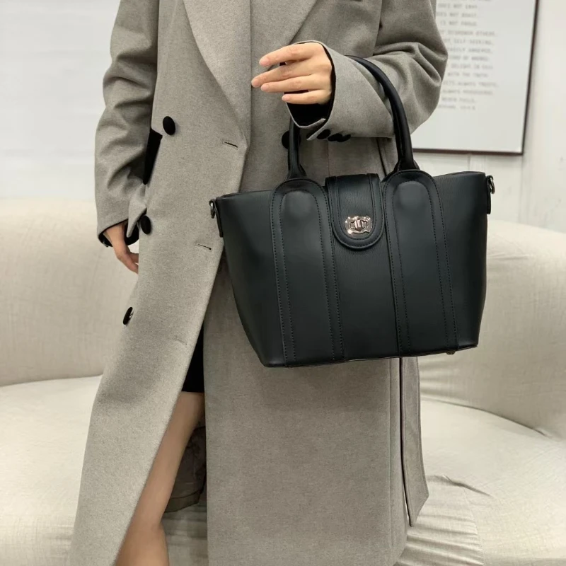 

Designer New Style Light Luxury High Quality Simple Stitching Striped Large Capacity Tote Bag Portable Elegant Women's Bag