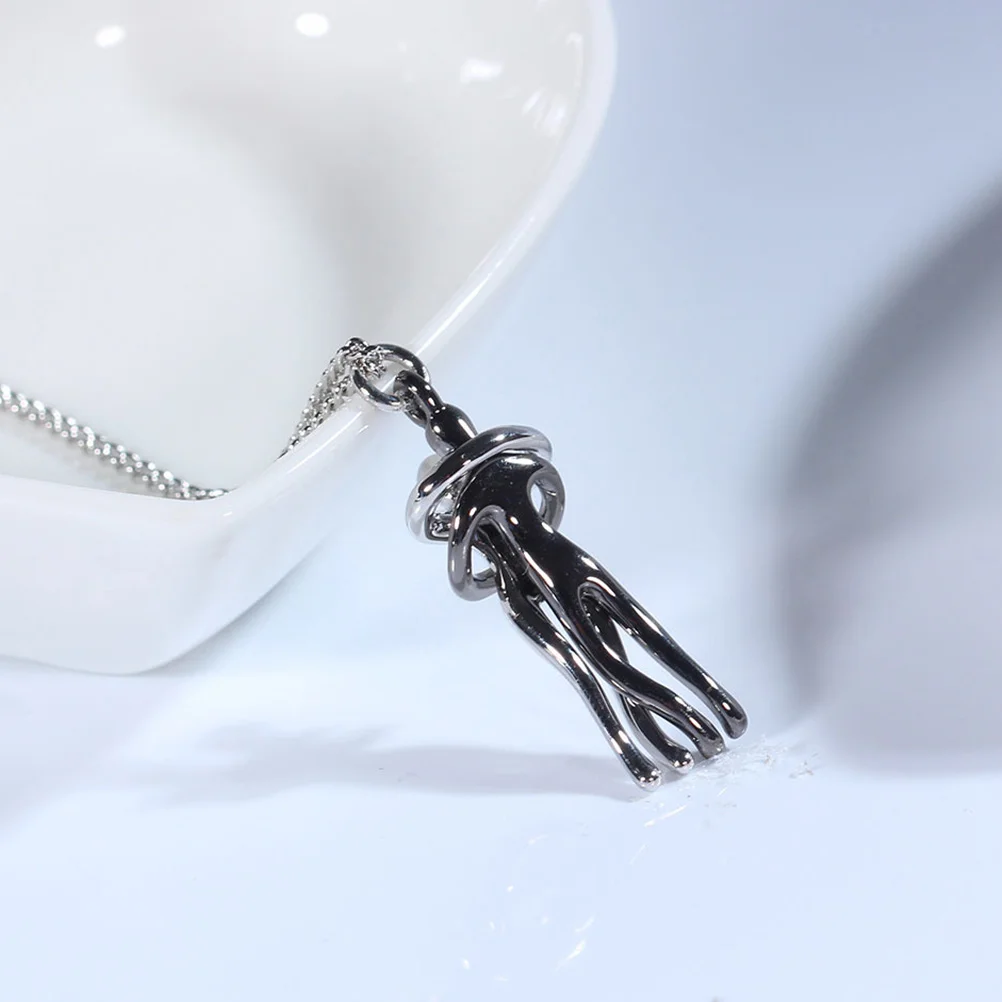 

Couples Necklace Pendant Romantic Heart Hugging Design Black Color Fashion Jewelry Gifts Valentine Stylish Accessories
