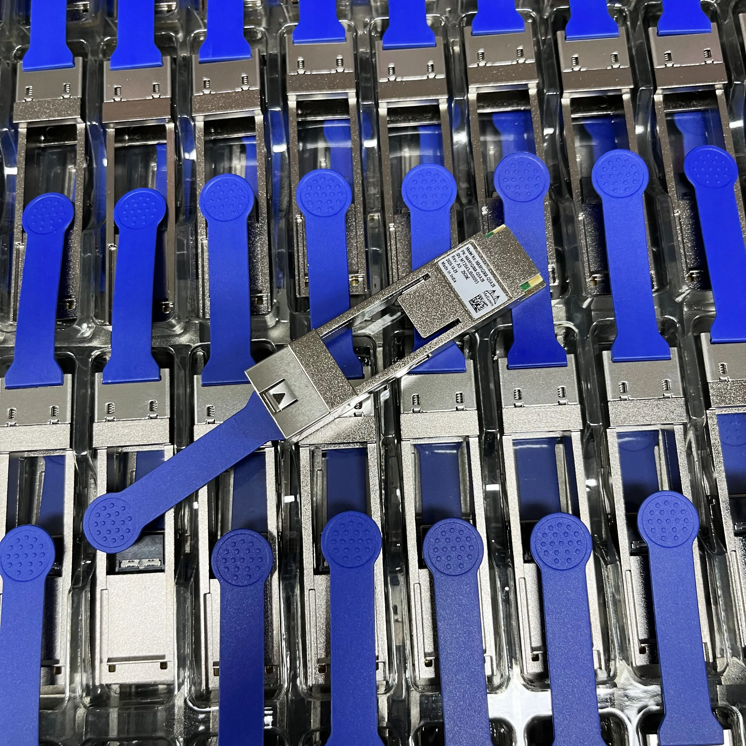 mam1q00a-qsa28-mellanox-qsfp28-to-sfp28-converter-adapter-100g-25g-25gbe-module