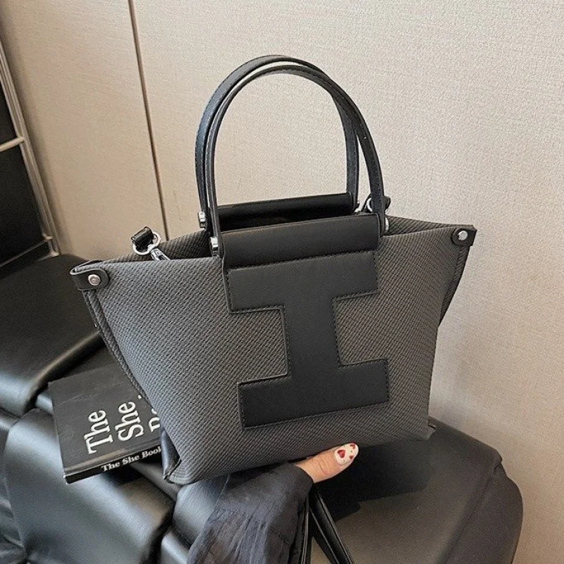 

Высококачественная женская сумка через плечо, изготовленная из тонкой кожи, в дизайнерском стиле и Париж. ​