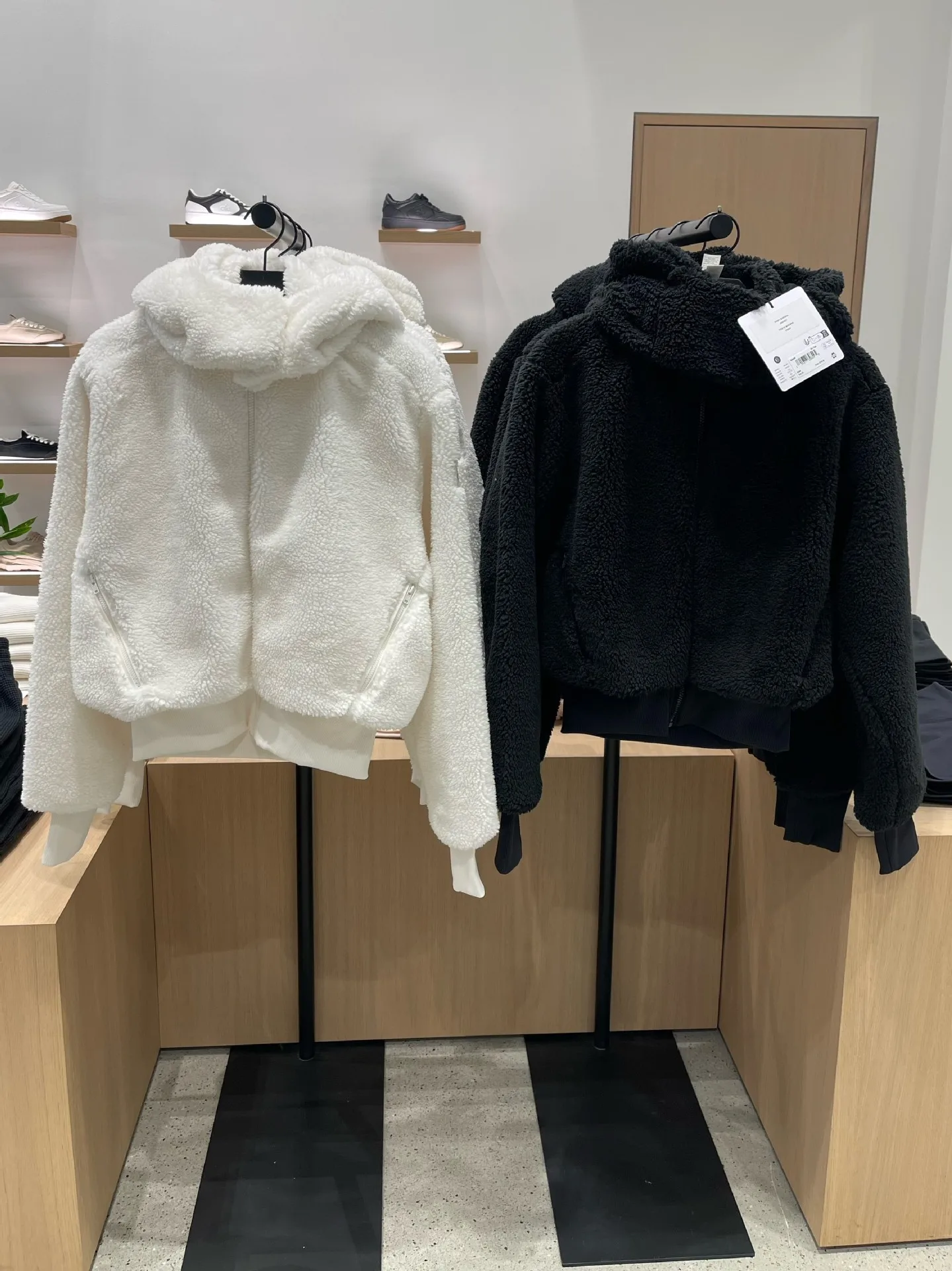

Стильная теплая куртка-худи с капюшоном и отделкой из овечьего меха, свободного кроя, с эффектом стройности, на молнии, повседневная, с регулировкой на талии