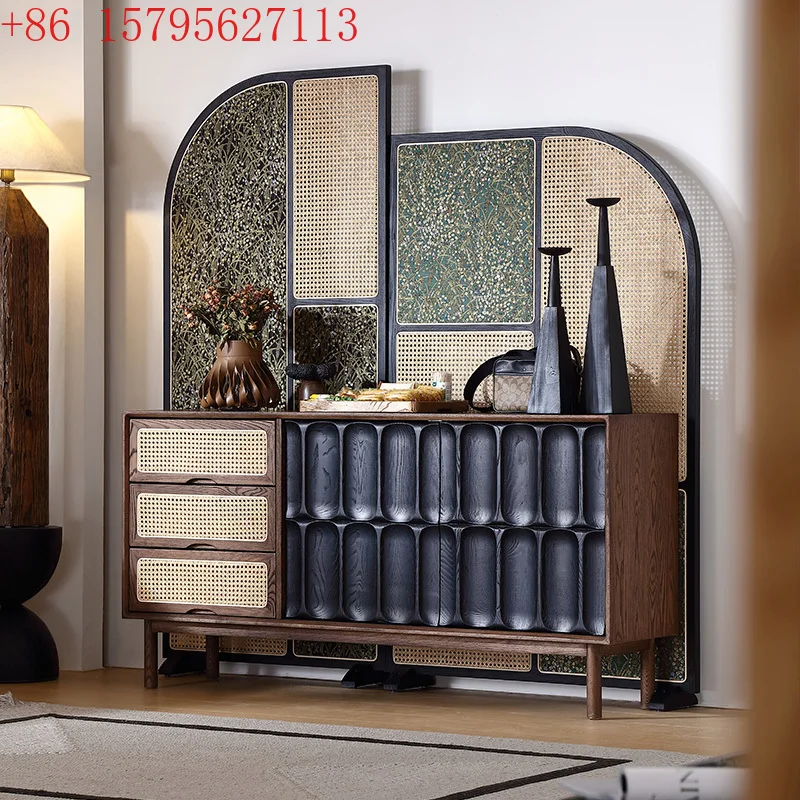 

Французский винтажный обеденный боковой шкаф для хранения. Столовая у стены прихожей.