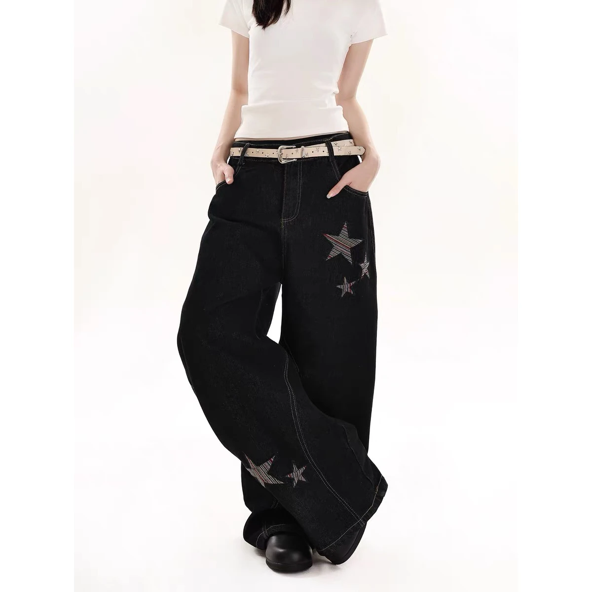 Calças Jeans American High Street Vibe Original Cow Knife Unissex, Corte Solto e Perna Larga, com Bordado de Estrela, Caiment...