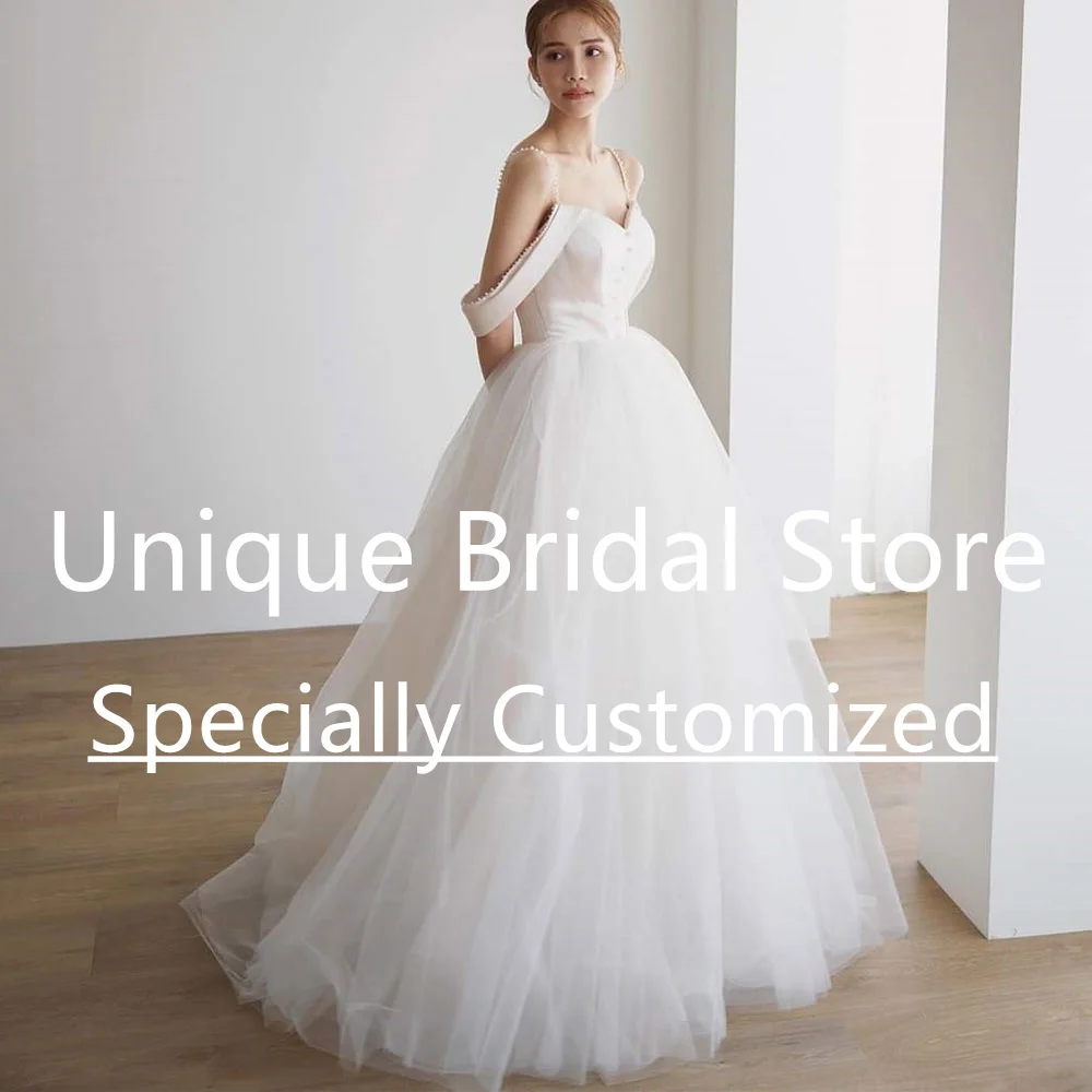 Abiti da sposa semplici ed eleganti personalizzati A-Line con cinturino per spaghetti al largo della spalla con bottoni in tulle con scollo a V lunghezza del pavimento Vestido D