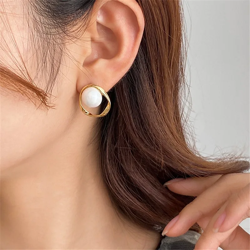 

Simple Hollow Geometric Pearl Earrings Vintage Light Luxury Twisted Wire Pearl Stud Earrings Daily Matching Women Jewelry
