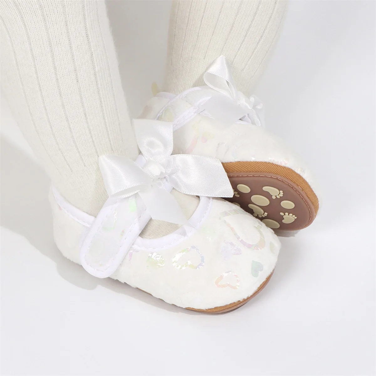 

Туфли Мэри Джейн на плоской подошве для маленьких девочек, блестящие свадебные туфли с сердечками, нескользящие туфли для кроватки новорожденных