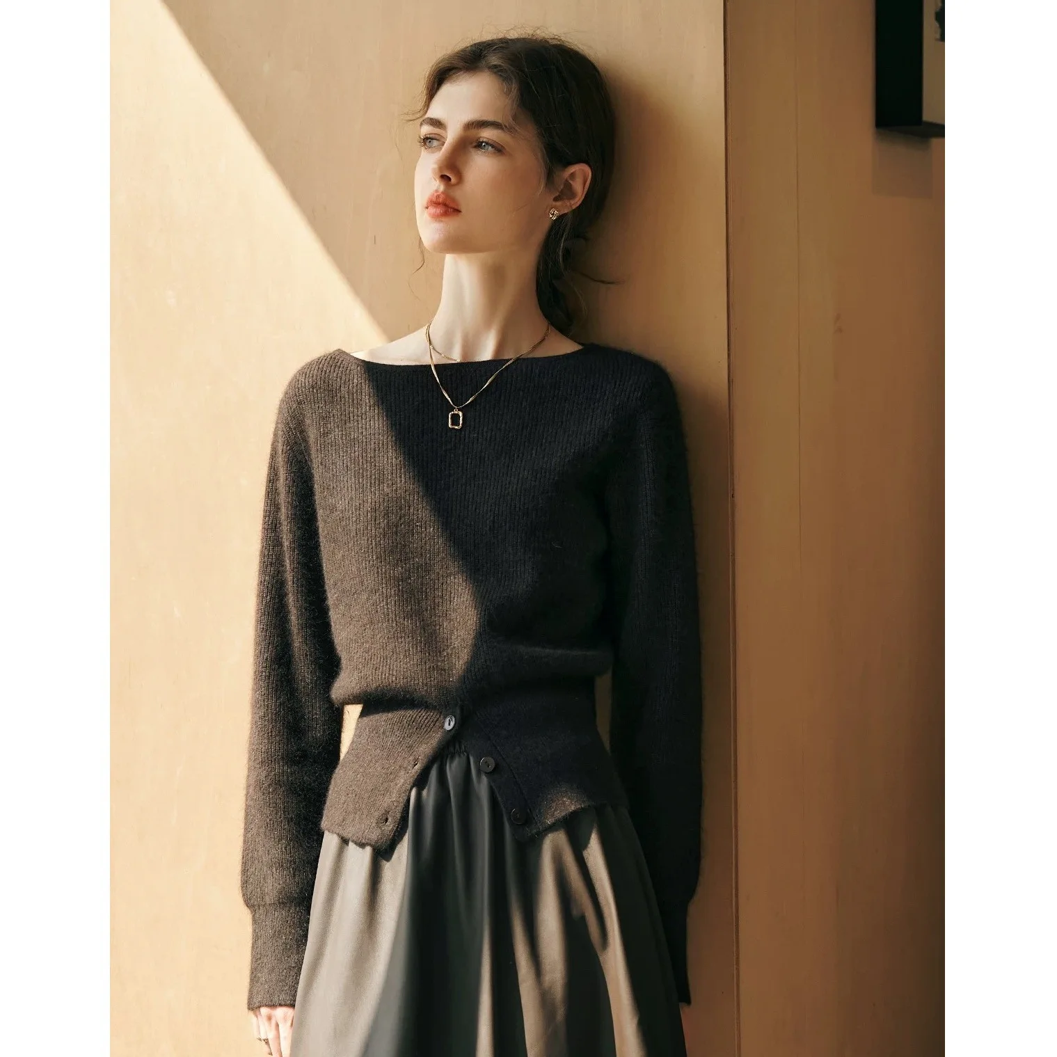 Sweter damski z jednym dekoltem na jesień i zimę 2025, sweter damski z rozcięciem po dole, dzianinowy sweter damski.