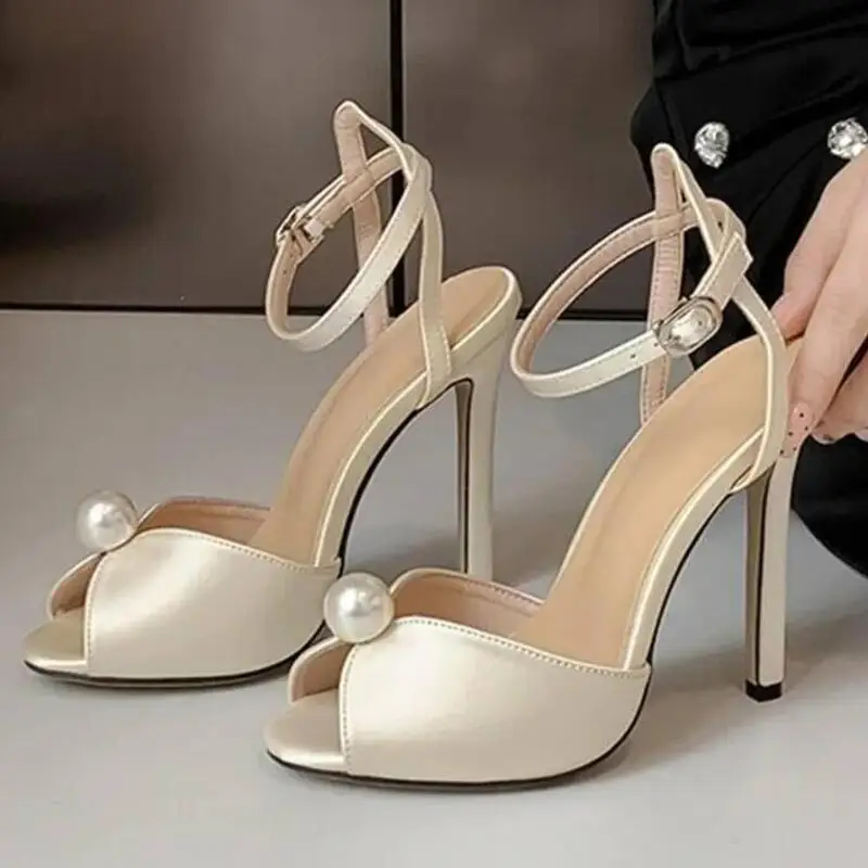 

Новинка 2023 года, атласные шелковые туфли-лодочки с открытым носком и бусинами, модные гладиаторы на тонком каблуке с ремешком на щиколотке, сандалии, свадебные туфли для женщин