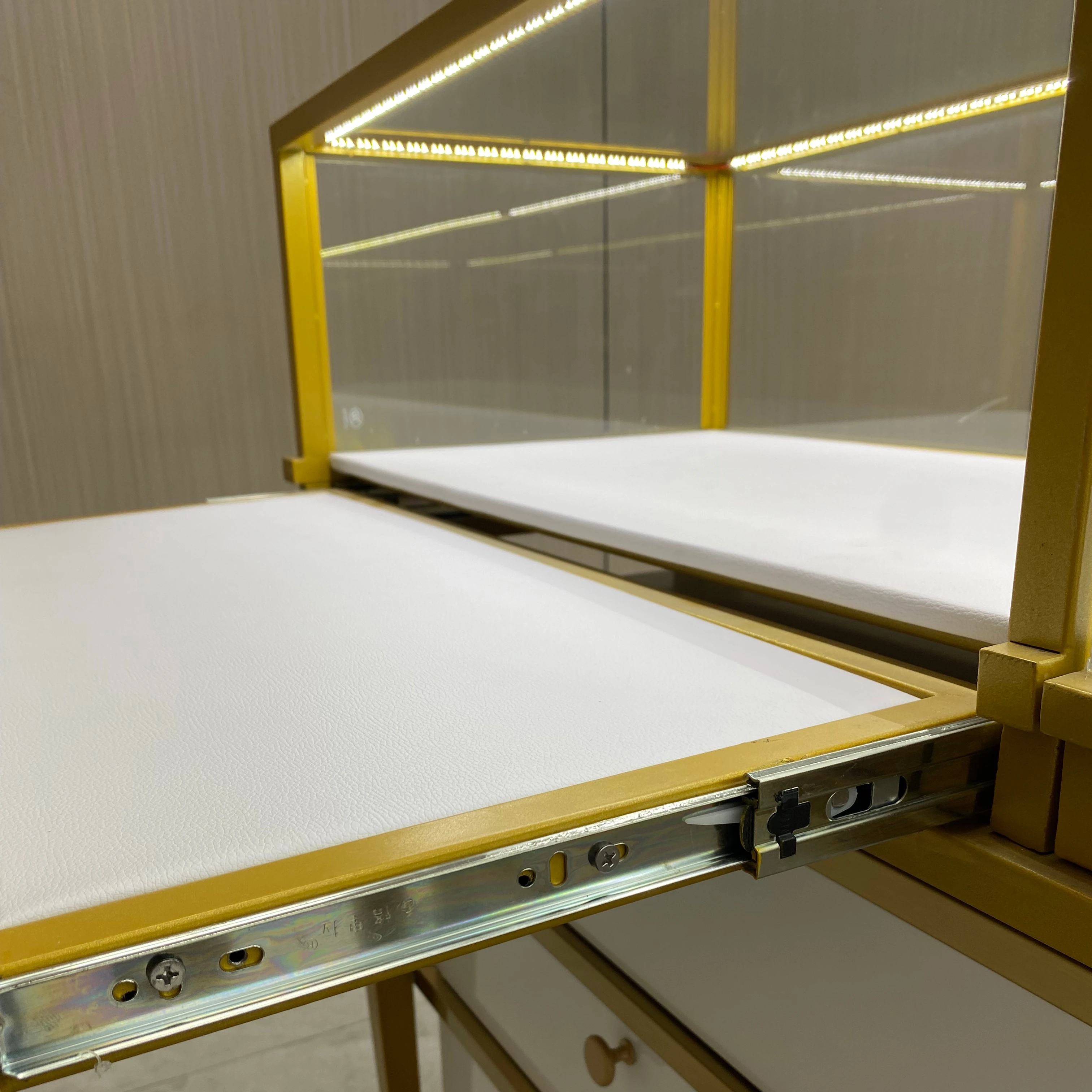 Custom.LED Lighting Jewelry Display Showcase Cabinet Interior Design Ideas for JEWELRY STORE COUNTER & SHOP