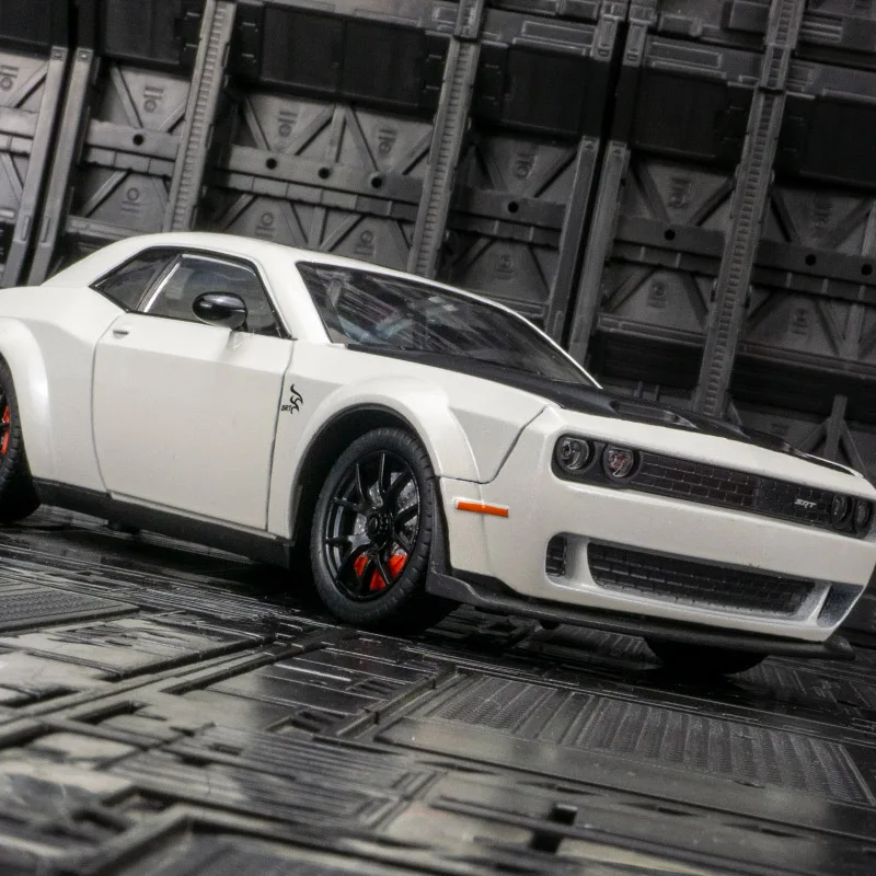 1:24 modelo de carro esportivo de liga Dodge Hellcat, portas e capô do motor, porta-malas pode ser aberto para brinquedos infantis