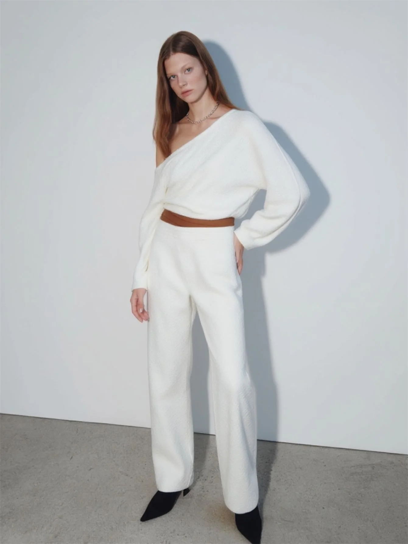 طقم خريفي نسائي بسيط عادي كم طويل بكتف واحد تي شيرت قصير وسراويل كاملة الطول ملابس غير رسمية