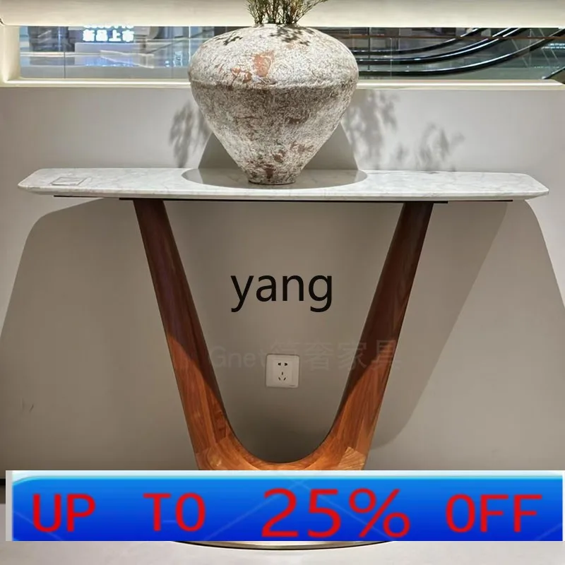 

Левый итальянский современный дом у стены, входной стол, мраморный входной шкаф, диван, спинка нескольких