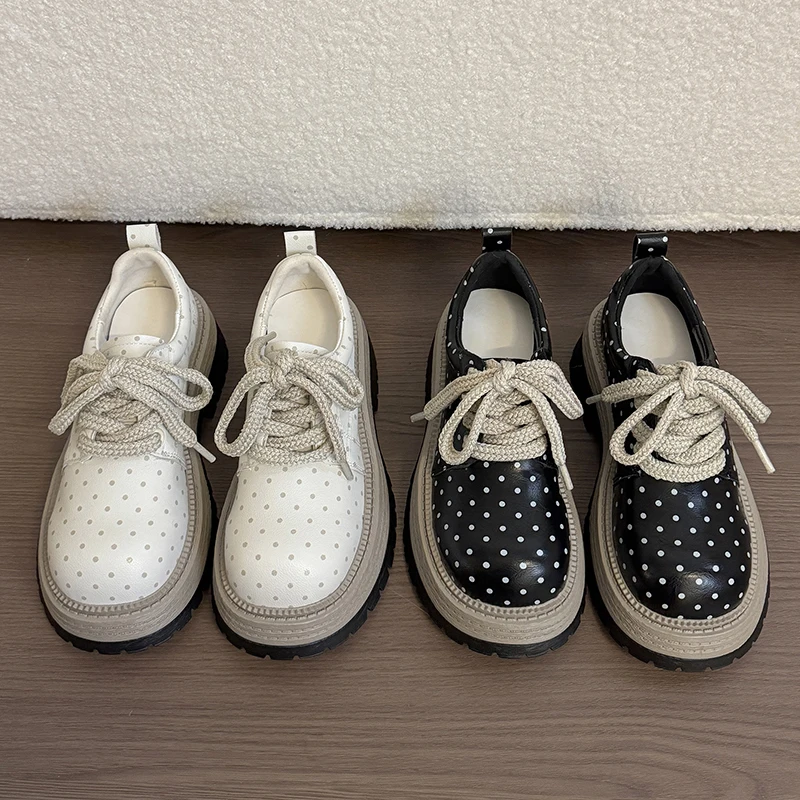 

Новые женские лоферы на платформе с круглым носком в черный горошек, весна 2026