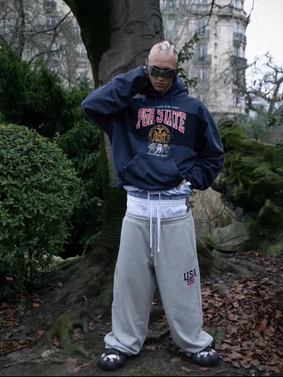 

Новые стильные американские шорты-брюки свободного кроя с тремя рельефными полосками, вышивкой и нашивкой в виде национального флага, в стиле пэчворк.