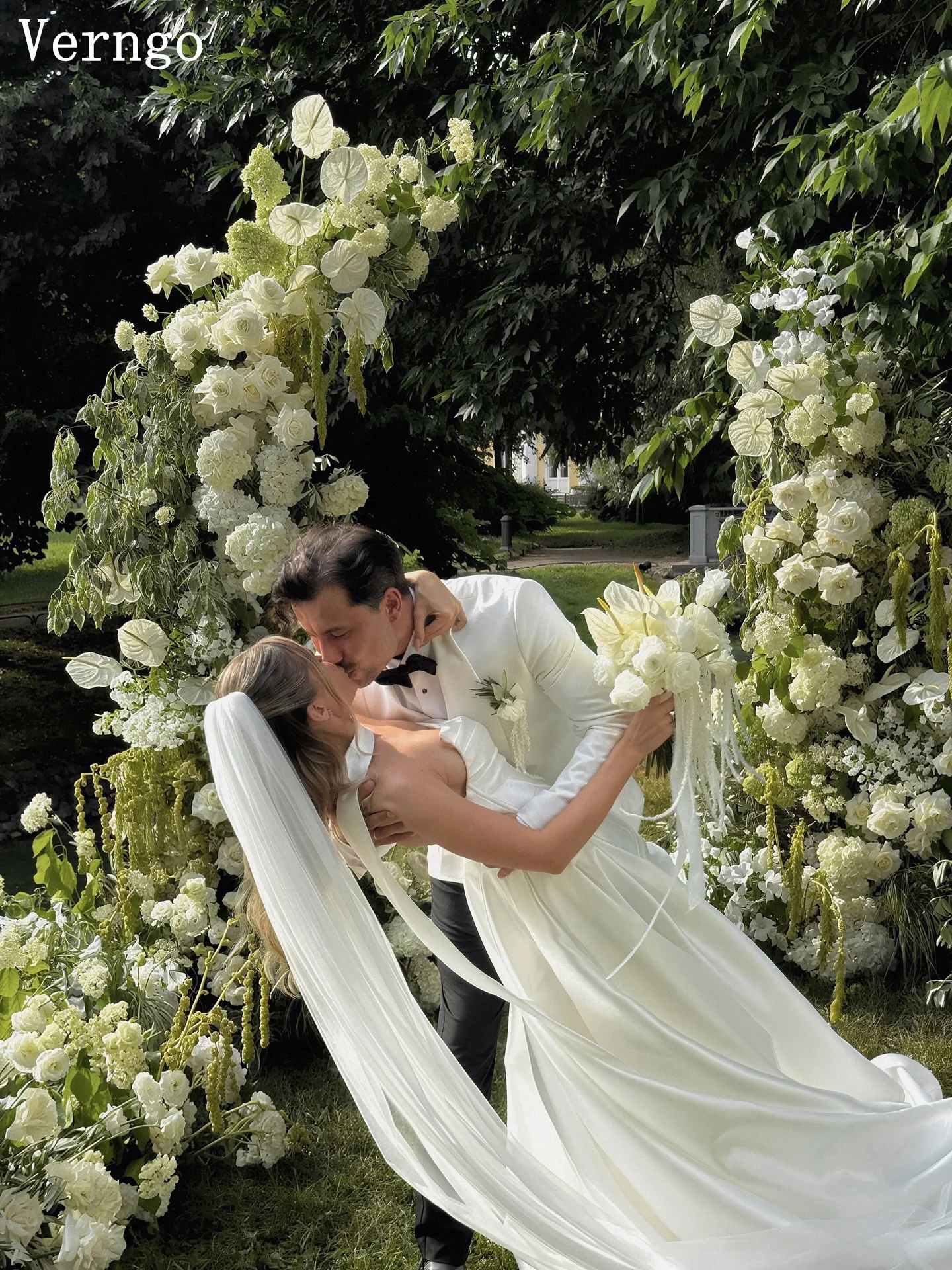 فستان زفاف Verngo أنيق من الساتان بدون حمالات على شكل حرف A بفتحة أمامية فساتين زفاف سويب تراين كيب فساتين العروس حسب الطلب #5