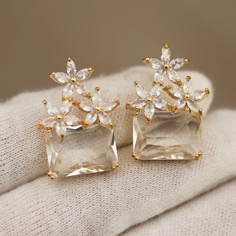 New Sight Design Unique Metal Crystal Flower Stud Earrings for Women Fashion Brand Brand Vintage Glass Square Earrings Gift