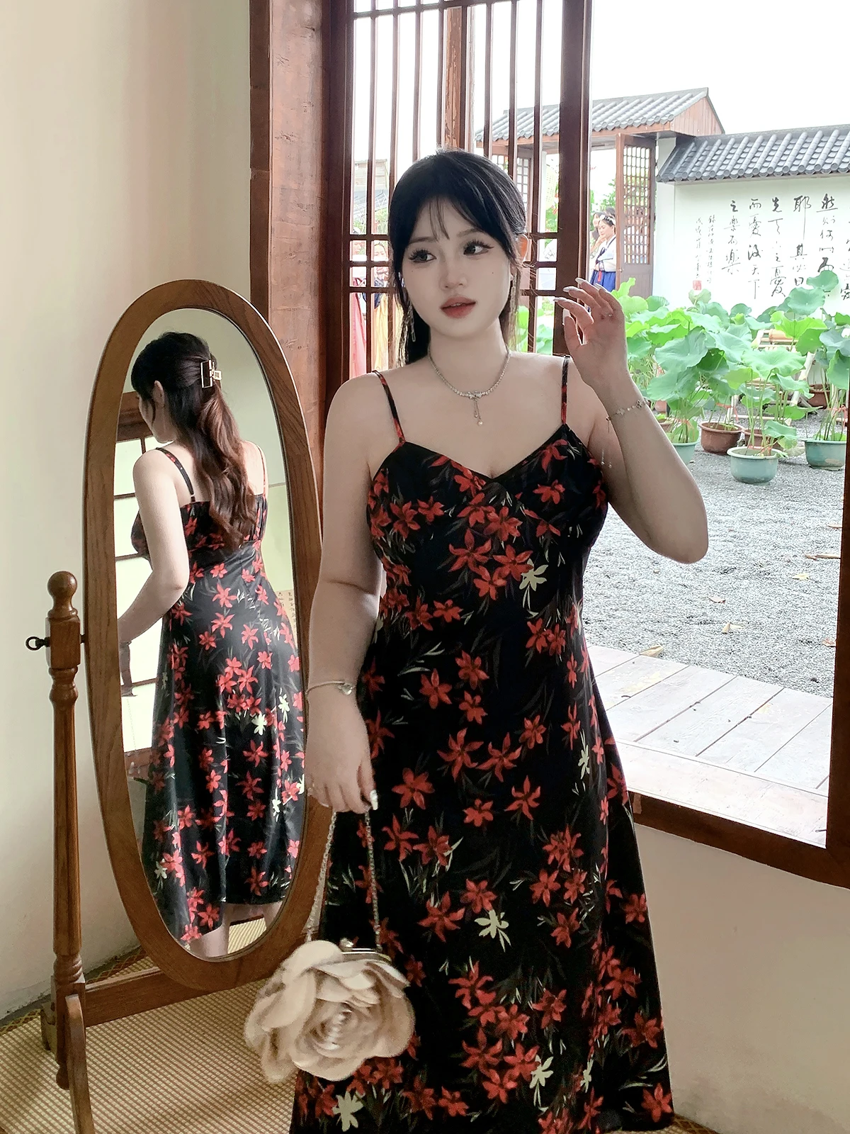 

Элегантное летнее платье макси с цветочным принтом для полных женщин: комфортное, повседневное, винтажное, с завышенной талией